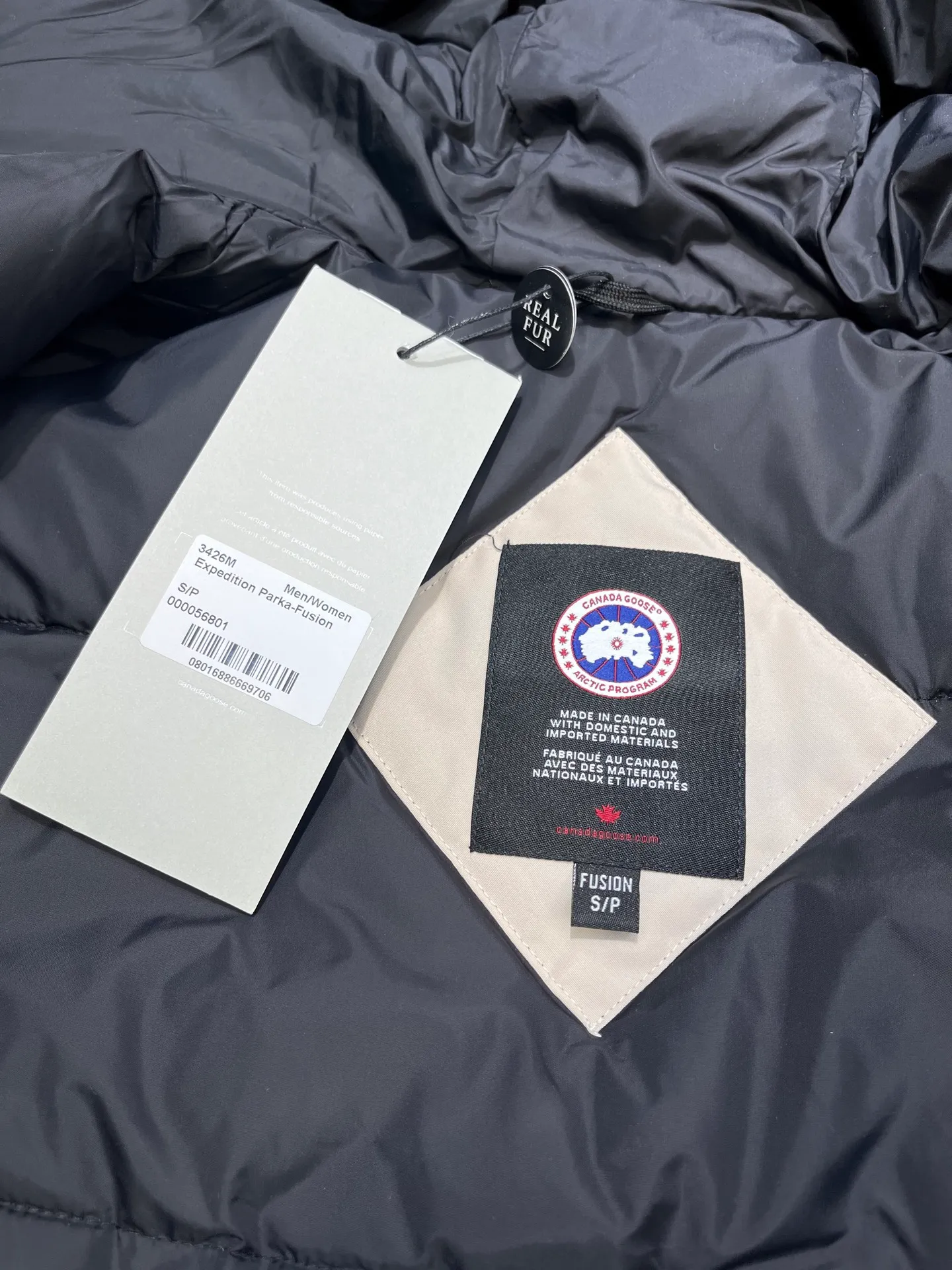 P860 Canada Goose model 06, the same model as the famous star, men's and women's models, with cold-proof flannel on the collar, close to the head and neck, comfortable and warm! The fabric is made of high-density nano-level waterproof fabric, which is windproof and wear-resistant and has a certain thickness! Seamless threaded cuffs! Avoid hard knots! It doesn’t matter how low the temperature is this winter, one piece is enough. I’ll give you the wind and temperature! Contains pure duck down, sufficient quantity, unique fashion design + waterproof craft fabric + big brand YKK double zipper pullers, real photos, upright style quality, regardless of the external standard and the internal content, you can feel free to compare it with the softer, easier to wrinkle and lighter version on the market!  size：s-xxl